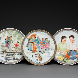 Trois plats en porcelaine de Chine à décor de la Révolution Culturelle, deux signés Zhang Jian 章鑒 et Wu Kang 吳康 et datés 1963 et 1968