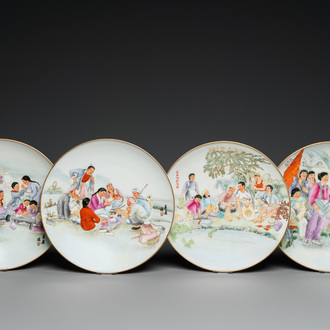 Quatre plats en porcelaine de Chine à décor de la Révolution Culturelle, signés Wu Kang 吳康, Zhang Jian 章鑑 et Zhang Wenchao 章文超, datés 1970 et 1973