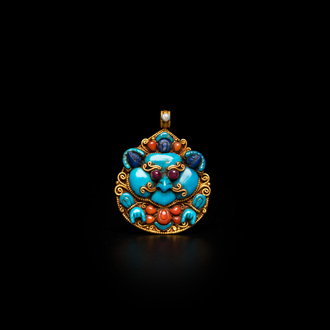 Très beau pendentif en or monté de corail, lapis lazuli et turquoise, Népal, 19ème