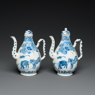 Paire de verseuses couvertes en porcelaine de Chine en bleu et blanc à décor des 'douzes animaux du zodiac chinois', peut-être pour le Vietnam, 19ème