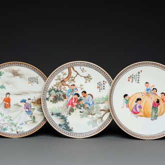 Drie Chinese borden met Culturele Revolutie decor, gesigneerd Wang Xiaofan 王曉帆, Wu Kang 吳康 en Chen Yifang 陳義芳, gedat. '57, '64 en '66