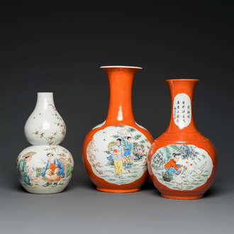 Trois vases en porcelaine de Chine à décor de la Révolution Culturelle, un signé Cheng Guang 程光, un daté 1974