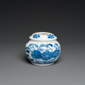 Pipe à eau en porcelaine de Chine 'Bleu de Hue' pour le Vietnam, marque de Lưu hương nhã ngoạn 雅玩留香, 19ème