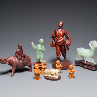 Neuf sculptures de la Révolution Culturelle en bois, jade et pierre à savon, Chine