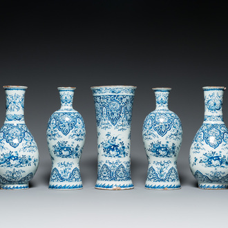 Garniture de cinq vases en faïence de Delft en bleu et blanc, 1er quart du 18ème