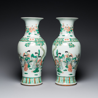 Paire de vases en porcelaine de Chine famille verte à décor de femmes et garçons jouant, 19ème