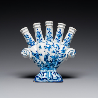 Een blauw-witte Delftse tulpenvaas met chinoiserie decor, 18e eeuw