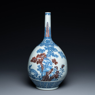 Vase de forme bouteille en porcelaine de Chine en bleu, blanc et rouge de cuivre, 19ème