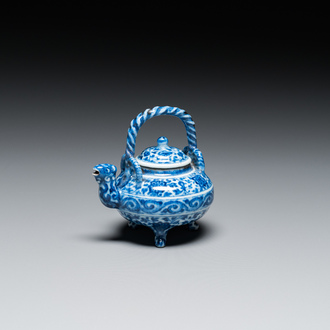 Théière couverte en porcelaine de Chine en bleu et blanc au bec en forme de phénix, marque de Xuande, probablement Qing