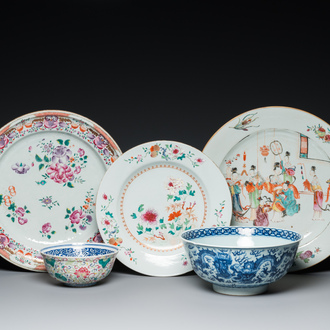 Trois plats et deux bols en porcelaine de Chine famille rose et en bleu et blanc, Qianlong et postérieur