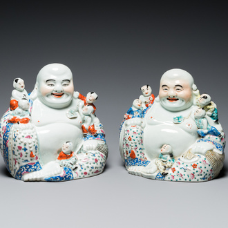 Paire de sculptures de Bouddha en porcelaine de Chine famille rose, marque de Zhu Mao Ji Zao 朱茂記造, République