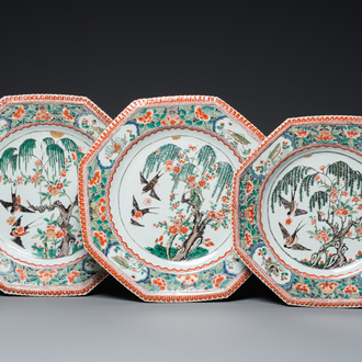 Drie grote Chinese octagonale famille verte schotels, Kangxi
