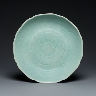 Plat en porcelaine de Chine en céladon à décor d'un lotus, Qianlong