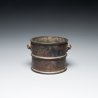 Brûle-parfum cylindrique en bronze aux anses en forme de têtes d'animaux mythiques, Chine, marque de Xuande, Kangxi