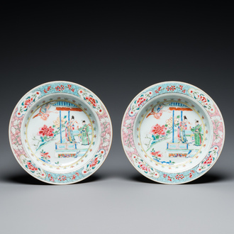 Paire d'assiettes en porcelaine de Chine famille rose à décor 'Xi Xiang Ji', Yongzheng