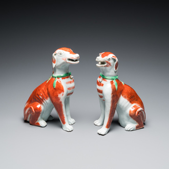 Paire de modèles de chiens en porcelaine de Chine polychrome d'exportation, Qianlong
