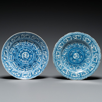 Deux assiettes similaires en faïence de Delft et en porcelaine de Chine en bleu et blanc, Kangxi et 18ème