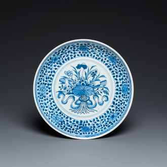 Plat en porcelaine de Chine en bleu et blanc à décor d'un bouquet de fleurs, Qianlong