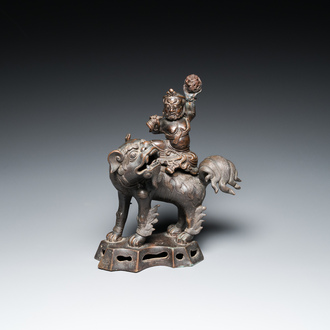Brûle-parfum couvert en bronze en forme d'un Luohan sur un lion bouddhiste, Chine, fin Ming/début du Qing