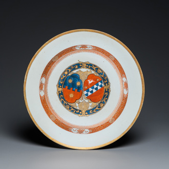 Plat armorié en porcelaine de Chine à décor en bleu, blanc, rouge de fer et doré, Qianlong