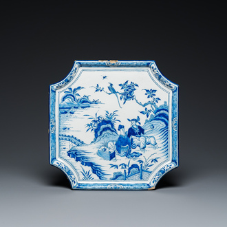 Een blauw-witte Delftse plaquette met chinoiserie decor van theedrinkers, 18e eeuw