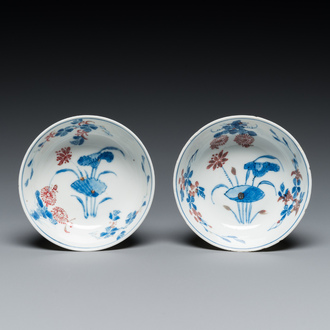 Paire de bols en porcelaine de Chine en bleu, blanc et rouge de cuivre, marque de Xuande, Wanli