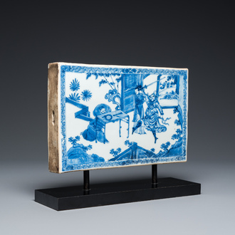 Carreau de forme rectangulaire en porcelaine de Chine en bleu et blanc à décor d'une décapitation, Kangxi