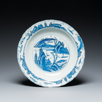 Plat en porcelaine de Chine en bleu et blanc à décor d'un paysage, Jiajing