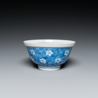 Bol en porcelaine de Chine en bleu et blanc à décor de prunus sur glace pilée, marque de Chenghua, Kangxi