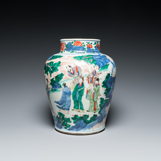 Vase en porcelaine de Chine wucai à décor des 'huit immortels', époque Transition