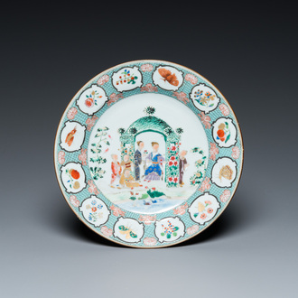Assiette en porcelaine de Chine famille rose à décor 'à la tonnelle' d’après un dessin de Cornelis Pronk, Qianlong