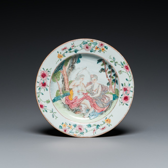 Een Chinees famille rose bord met mythologisch decor van Apollo en Daphne, Yongzheng