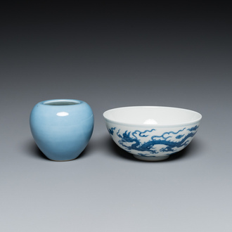 Un bol en porcelaine de Chine en bleu et blanc à décor de dragons et un lave-pinceaux en bleu monochrome, marque de Qianlong, 19/20ème