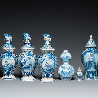 Six vases en faïence de Delft en bleu et blanc, 17/18ème