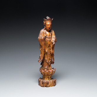 Sculpture d'un moine en bois laqué et doré, Chine, Qing