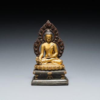 Een Sino-Tibetaanse vergulde en verzilverde bronzen genezende Boeddha of Bhaishajyaguru, 19e eeuw