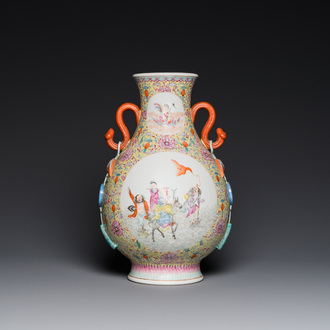 Vase de forme 'hu' en porcelaine de Chine famille rose à décor des 'huit immortels', marque de Qianlong, République