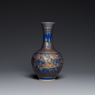 Vase de forme bouteille en porcelaine de Chine en bleu monochrome à décor de dragons en dorure, marque de Qianlong, 19ème