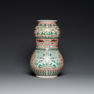 Vase en porcelaine de Chine famille verte à décor de masques taotie, marque de Xuande, 19ème