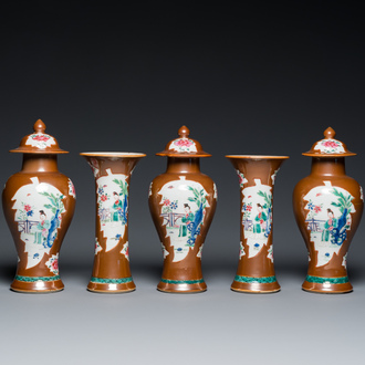 Garniture de cinq vases en porcelaine de Chine famille rose à décor 'Xi Xiang Ji' sur fond brun capucin, Yongzheng