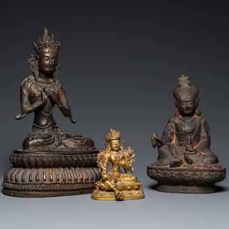 Deux bouddhas en bronze doré et un en fer de fonte, Tibet, 19/20ème