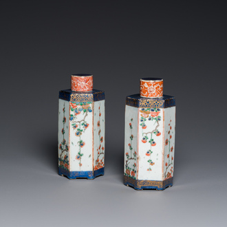 A pair of Chinese hexagonal famille verte tea caddies, Kangxi