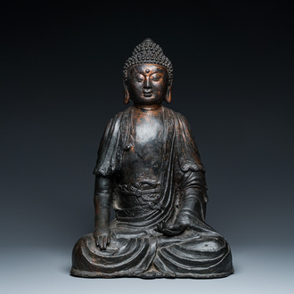 Een grote Sino-Tibetaanse bronzen Boeddha met sporen van vergulding, Ming