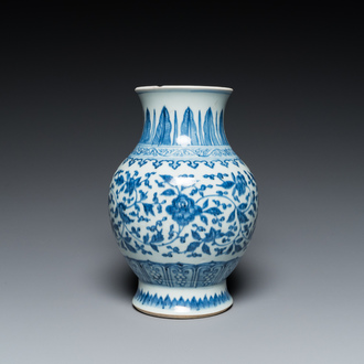 Vase en porcelaine de Chine en bleu et blanc à décor de rinceaux de lotus, Qianlong