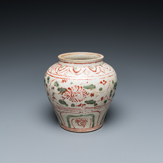 Vase en porcelaine de Vietnam ou Annam à décor floral émaillé en vert et rouge, 14/15ème