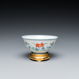 Bol en porcelaine de Chine doucai à décor floral, marque et probablement époque de Yongzheng