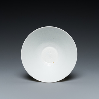 Een Chinese monochrome witte kom met anhua 'draken' decor, Yongle merk, Qing