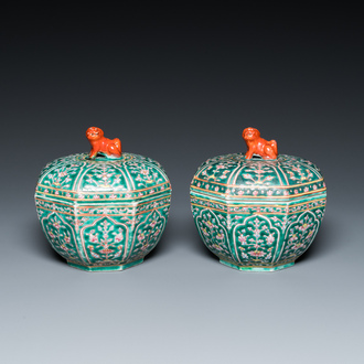 A pair of Chinese Thai market Bencharong boxes and covers, 19th C.