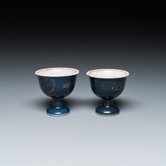 Paire de bols sur piedouches en porcelaine de Chine bleu poudré à décor doré, Kangxi