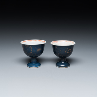 Een paar Chinese poederblauwe stem cups met verguld decor, Kangxi